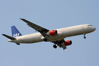 LN-RKI @ EGLL - SAS - by Chris Hall