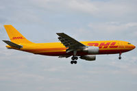 EI-EAD @ EGLL - On short finals for r/w 9L - by Robert Kearney