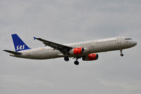 OY-KBH @ EGLL - On short finals for r/w 9L - by Robert Kearney