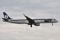 SP-LNA @ EGLL - On short finals for r/w 9L - by Robert Kearney