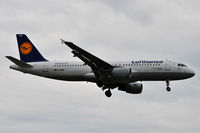 D-AIQN @ EGLL - On short finals for r/w 9L