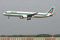 EI-IXI @ EBBR - Flight AZ 156 is descending to RWY 25L