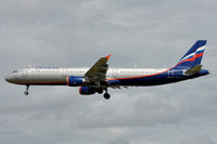VQ-BEA @ EGLL - Approaching r/w 27L