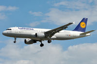 D-AIPT @ EGLL - Approaching r/w 27L