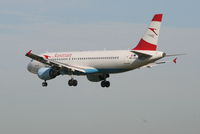 OE-LBO @ EBBR - Flight OS351 is descending to RWY 25L