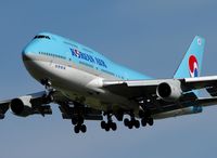 HL7472 @ LOWW - KE is the only Airline which operates Pax-Flights with 747 to VIE
