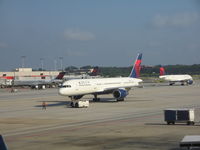 N522US @ KATL - Atlanta - by Ronald Barker