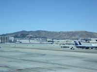 N576UA @ KSFO - N576UA on right hand side; SFO panaramic - by cx880jon