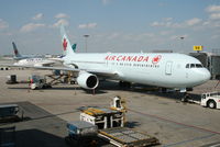 C-FMWU @ CYUL - Loading operations