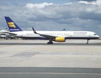 TF-FIV @ LFPG - as with the overwhelming majority of passenger configurated Seven-Fives in Icelandair fleets, # 956 can accomodate 22 guests in Saga business class and 167 fellow travellers in economy