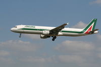 EI-IXD @ EBBR - Arrival of flight AZ156 to RWY 25L