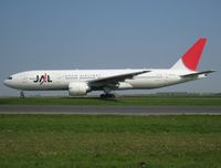 JA711J @ LFPG - JAL serves CDG twice daily. One service originates from NRT and is operated by a 300. The shorter stablemate is entrusted with the route from/to HND - by Alain Durand