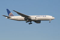 N78004 @ EBBR - Flight CO060 is descending to RWY 02