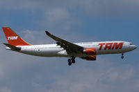PT-MVL @ LFPG - TAM Linhas Aereas - by Thomas Posch - VAP