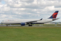 N809NW @ EIDW - Lining up r/w 28 - by Robert Kearney