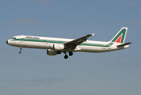 EI-IXB @ EBBR - Arrival of flight AZ156 to RWY 25L