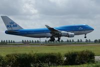 PH-BFE @ EHAM - Just before touch down on the Polderbaan at Schiphol - by Jan Bekker
