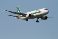 EI-DSF @ EBBR - Arrival of flight AZ156 to RWY 02