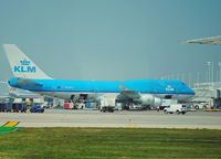PH-BFU @ KORD - KLM 747 loading at Chicago O'Hare. - by Doug Wolfe