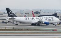 N121UA @ KLAX - United Airlines Star Alliance 747 taxiing to Terminal 7 after a hard landing
