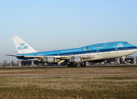 PH-BUM @ AMS - Landing on Schiphol Airport Amsterdam - by Willem Goebel