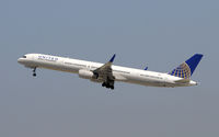 N77865 @ KLAX - United - by Todd Royer