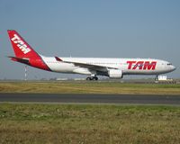 PT-MVB @ LFPG - Property of GECAS, was sub-leased to South African Airways in 2003 and Etihad Airways as A6-EYY in 2004