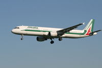 EI-IXC @ EBBR - Arrival of flight AZ156 to RWY 25L