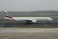 A6-EMO @ EDDL - A6-EMO, Emirates, taxiing at Düsseldorf Int´l (EDDL) - by A. Gendorf