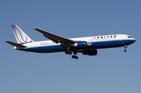 N654UA @ KORD - Short final for 14R