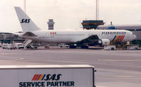 LN-RCE @ EKCH - SAS Scandinavian - by Henk Geerlings