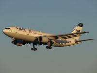 EP-IBD @ AMS - Landing on Schiphol Airport on runway 18C - by Willem Goebel