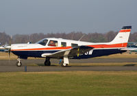N4178W @ EGLK - Taxying
