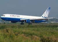 N652UA @ EHAM - Landing on runway 18R of Schiphol Airport - by Willem Goebel