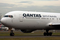 VH-OGT @ YSSY - taxiing to 16R - by Bill Mallinson