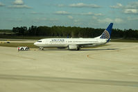 N78285 @ RSW - Ground crew setting free a 737 - by Mauricio Morro