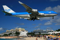 PH-BFH @ SXM - visitor