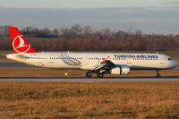 TC-JRU @ VIE - Turkish Airlines