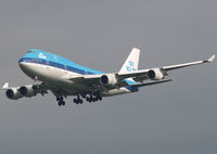 PH-BFA @ AMS - Aircraft with the old colours. Landing on runway C18 of Amsterdam Airport. - by Willem Goebel