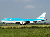 PH-BFL @ AMS - Landing on runway R18 of Amsterdam Airport - by Willem Goebel