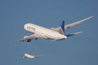 N209UA @ LAX - United Airlines N209UA (FLT UAL891) climbing out from RWY 25R en route to Tokyo Narita Int'l (RJAA/NRT), while JAL61 climbs out from the North Complex en route to the same destination.