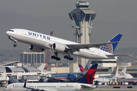 N226UA @ LAX - United Airlines N226UA (FLT UAL891) climbing out from RWY 25R en route to Tokyo Narita Int'l (RJAA/NRT).