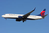 N381DN @ LAS - Delta Air Lines N381DN (FLT DAL2317) from Detroit Metro Wayne County (KDTW) on short final to RWY 25L.