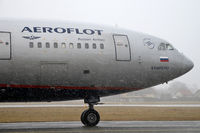 RA-96010 @ LOWS - Taxing to rwy during a heavy snow storm