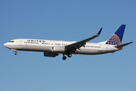 N53442 @ LAX - United Airlines N53442 (FLT UAL1605) from Houston Bush Intercontinental Airport (KIAH) on short final to RWY 25L.