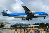 PH-BFH @ SXM - Over Maho Beach