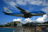PH-BFL @ SXM - visitor