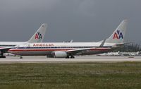 N820NN @ MIA - American 737 - by Florida Metal