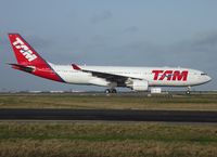 PT-MVS @ LFPG - Victor-Sierra had landed on runway 27R and was taxying to gate along Bravo-Loop when posing for the camera.