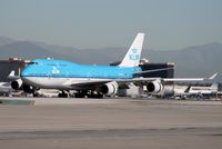 PH-BFL @ KLAX - KLM 744 reverses on the 25s